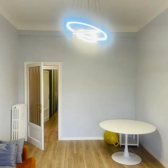 Stanza pulita e luminosa con tavolo bianco