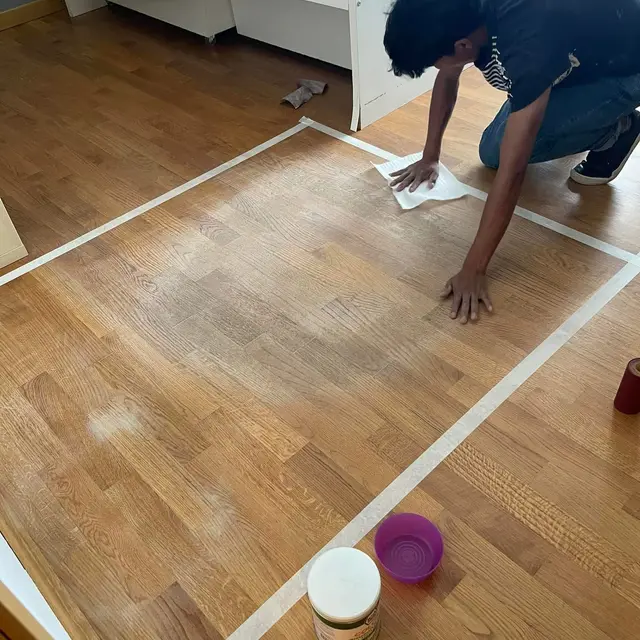 Pulizia a mano di un parquet