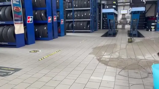 Pavimento di un negozio lavato